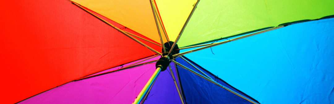 Regenschirm in Regenbogenfarben